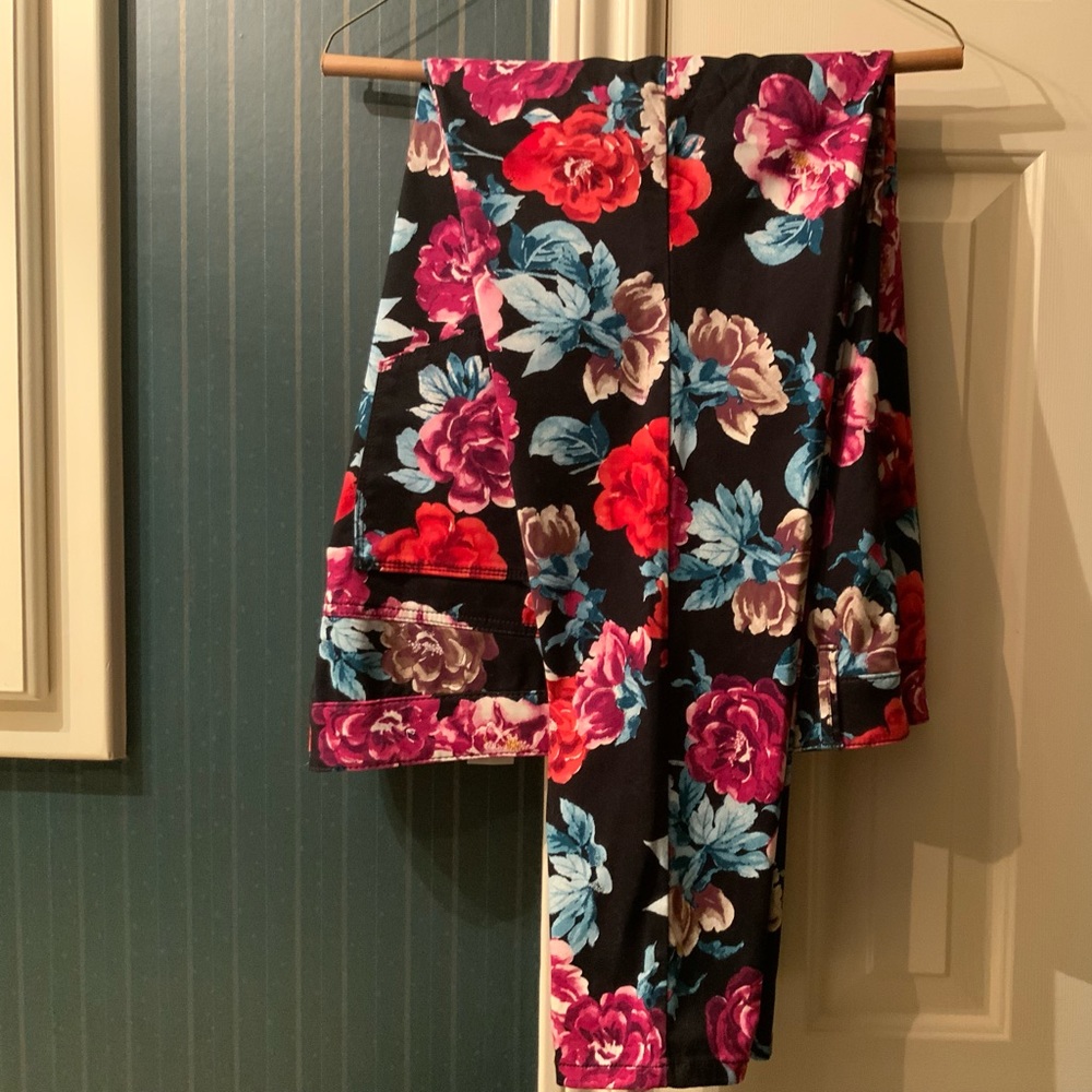 NWOT Jeggings by Chicos resembling Frida style and colors! Size 3R = sizes 16-18